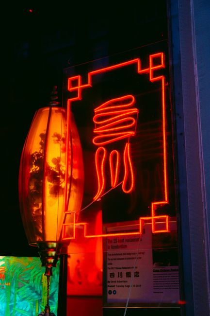 LED neon napis Iris v cvetličarni